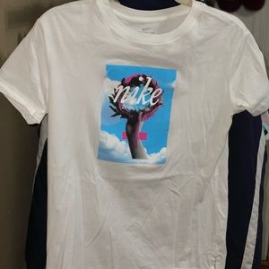 Women (S) Nike graphic short sleeve Tee